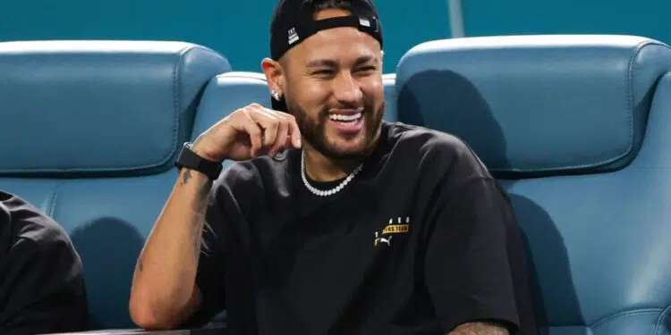Neymar pode completar mais de um ano sem disputar uma partida oficial, de acordo com o jornal esportivo saudita Ariyadhiah.