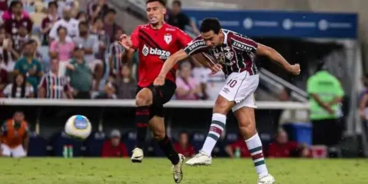 Paulo Henrique Ganso, do Fluminense, finaliza durante partida contra Atlético-GO válida pelo primeiro turno do Brasileirão