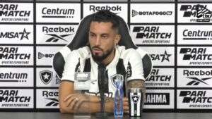 Novo reforço do Botafogo, o lateral-esquerdo Alex Telles foi oficialmente apresentado nesta terça-feira (10). O jogador de 32 anos ressaltou a influência crucial de John Textor, dono da SAF do clube, e de Tiquinho Soares, seu ex-companheiro no Porto, para concretizar sua chegada ao time carioca.
