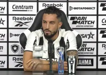 Novo reforço do Botafogo, o lateral-esquerdo Alex Telles foi oficialmente apresentado nesta terça-feira (10). O jogador de 32 anos ressaltou a influência crucial de John Textor, dono da SAF do clube, e de Tiquinho Soares, seu ex-companheiro no Porto, para concretizar sua chegada ao time carioca.