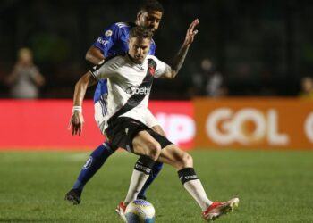 Pablo Vegetti, do Vasco, e João Marcelo, do Cruzeiro, disputam a bola em partida válida pelo primeiro turno do Brasileirão