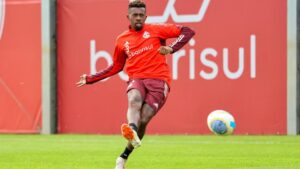 Igor Gomes, zagueiro do Internacional, realiza treinamento no CT