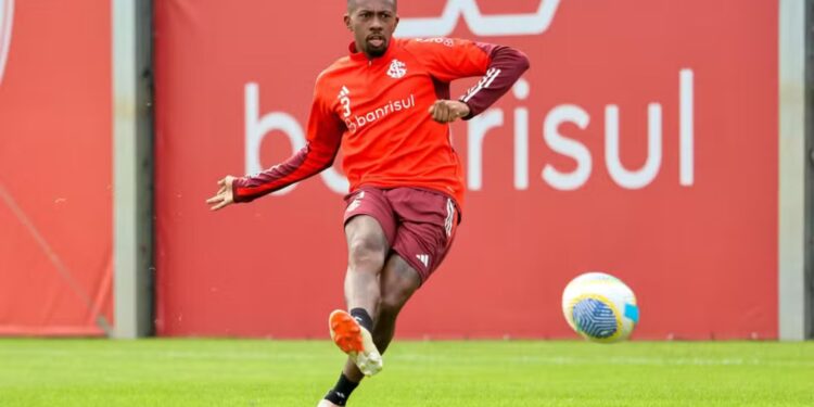 Igor Gomes, zagueiro do Internacional, realiza treinamento no CT