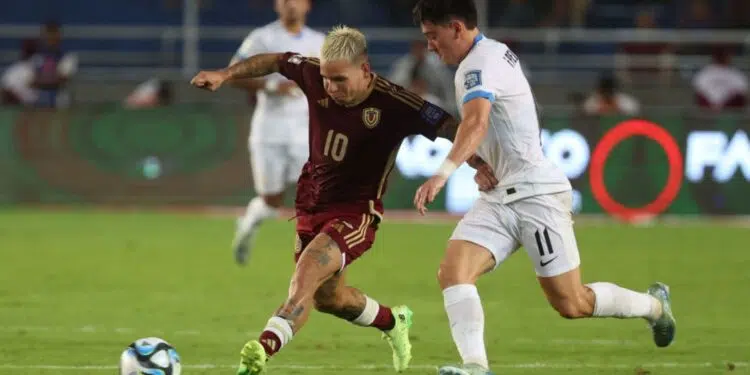 Nesta terça-feira (10), a Venezuela recebeu, no Monumental de Maturín, o Uruguai pela 8ª rodada das Eliminatórias Sul-Americanas para a Copa do Mundo 2026.