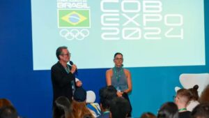 Eduardo de Cillo, coordenador de psicologia do COB, discursa durante painel na COB Expo
