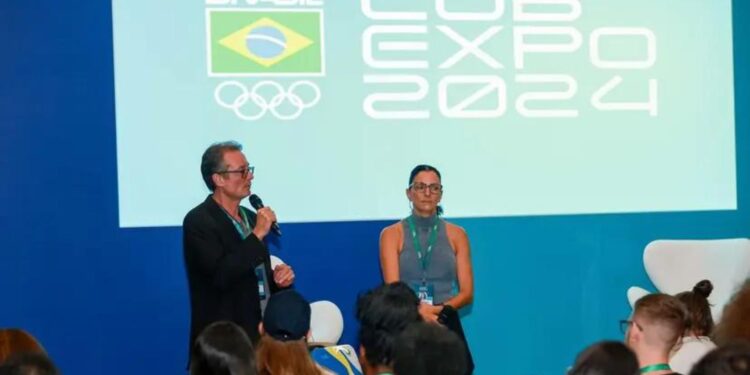 Eduardo de Cillo, coordenador de psicologia do COB, discursa durante painel na COB Expo