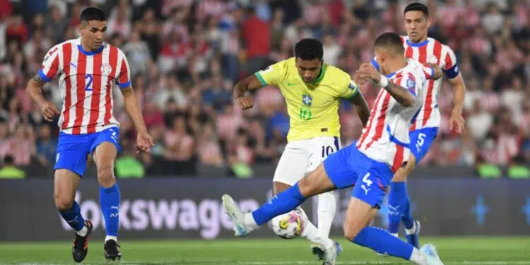 Nesta terça-feira (10), o Paraguai recebeu, no Estádio Defensores del Chaco, o Brasil pela oitava rodada das Eliminatórias Sul-Americanas para a Copa do Mundo 2026.