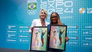 Rebeca Andrade, ginasta do Brasil, e Nadia Comaneci, ex-ginasta da Romênia, exibem quadros recebidos na COB Expo