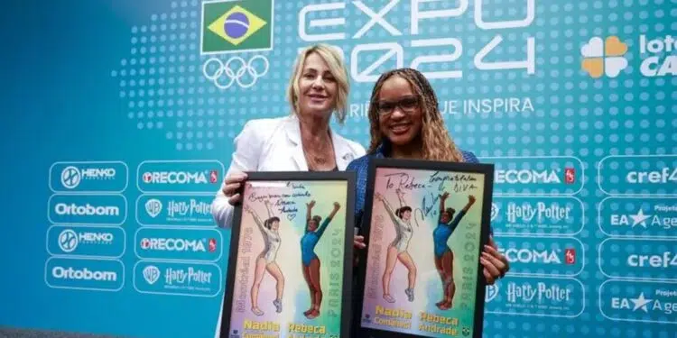 Rebeca Andrade, ginasta do Brasil, e Nadia Comaneci, ex-ginasta da Romênia, exibem quadros recebidos na COB Expo