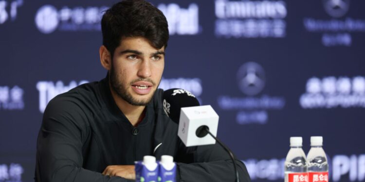 Tenista Carlos Alcaraz concede entrevista coletiva após partida no Aberto da China