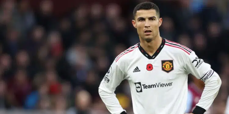 Cristiano Ronaldo, ícone do futebol mundial, fez duras críticas ao técnico do Manchester United, Erik ten Hag, afirmando que o clube precisa "reconstruir tudo" para voltar a ser competitivo nos maiores torneios.