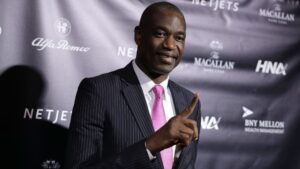Dikembe Mutombo, ex-jogador da NBA, posa para fotografias durante evento da Forbes