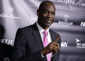 Dikembe Mutombo, ex-jogador da NBA, posa para fotografias durante evento da Forbes