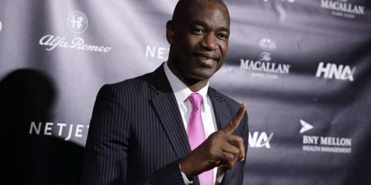 Dikembe Mutombo, ex-jogador da NBA, posa para fotografias durante evento da Forbes