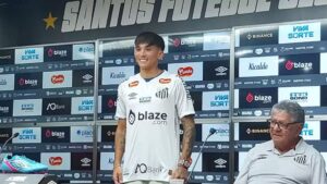 O Santos oficializou, nesta quarta-feira, a contratação do meia-atacante uruguaio Nacho Laquintana, de 25 anos.