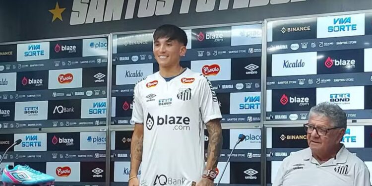 O Santos oficializou, nesta quarta-feira, a contratação do meia-atacante uruguaio Nacho Laquintana, de 25 anos.