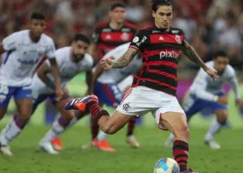 O Flamengo anunciou nesta quarta-feira que o atacante Pedro, camisa 9 da equipe, passará por uma cirurgia na próxima sexta-feira, após romper o ligamento cruzado do joelho esquerdo durante um treinamento com a seleção brasileira no último dia 4.