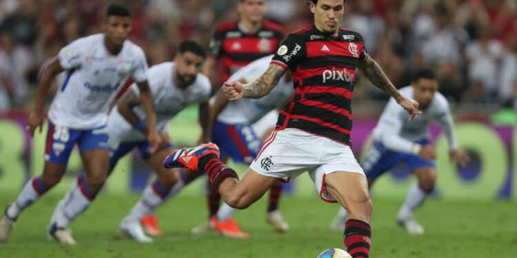 O Flamengo anunciou nesta quarta-feira que o atacante Pedro, camisa 9 da equipe, passará por uma cirurgia na próxima sexta-feira, após romper o ligamento cruzado do joelho esquerdo durante um treinamento com a seleção brasileira no último dia 4.