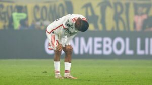 Nicolás de la Cruz, meio-campista do Flamengo, lamenta eliminação para o Peñarol nas quartas de final da Libertadores