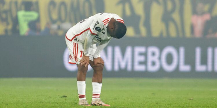 Nicolás de la Cruz, meio-campista do Flamengo, lamenta eliminação para o Peñarol nas quartas de final da Libertadores
