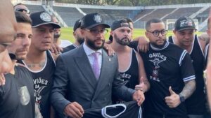 Na tarde desta quarta-feira (11), o atacante Memphis Depay foi recebido com grande entusiasmo na sede social do Corinthians. Ao som de sirenes e aplausos, o jogador se reuniu com diretores do clube e membros da Gaviões da Fiel, principal torcida organizada do Timão.