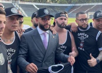 Na tarde desta quarta-feira (11), o atacante Memphis Depay foi recebido com grande entusiasmo na sede social do Corinthians. Ao som de sirenes e aplausos, o jogador se reuniu com diretores do clube e membros da Gaviões da Fiel, principal torcida organizada do Timão.