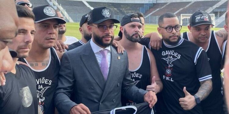 Na tarde desta quarta-feira (11), o atacante Memphis Depay foi recebido com grande entusiasmo na sede social do Corinthians. Ao som de sirenes e aplausos, o jogador se reuniu com diretores do clube e membros da Gaviões da Fiel, principal torcida organizada do Timão.