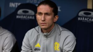 Filipe Luís, novo treinador do Flamengo, no banco de reservas da equipe sub-20 do Flamengo