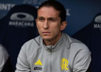 Filipe Luís, novo treinador do Flamengo, no banco de reservas da equipe sub-20 do Flamengo
