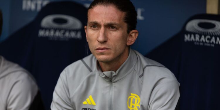 Filipe Luís, novo treinador do Flamengo, no banco de reservas da equipe sub-20 do Flamengo