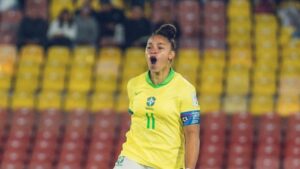 A seleção brasileira garantiu sua vaga nas quartas de final do Mundial Sub-20 Feminino ao derrotar Camarões por 3 a 1 nesta quarta-feira, em Bogotá.