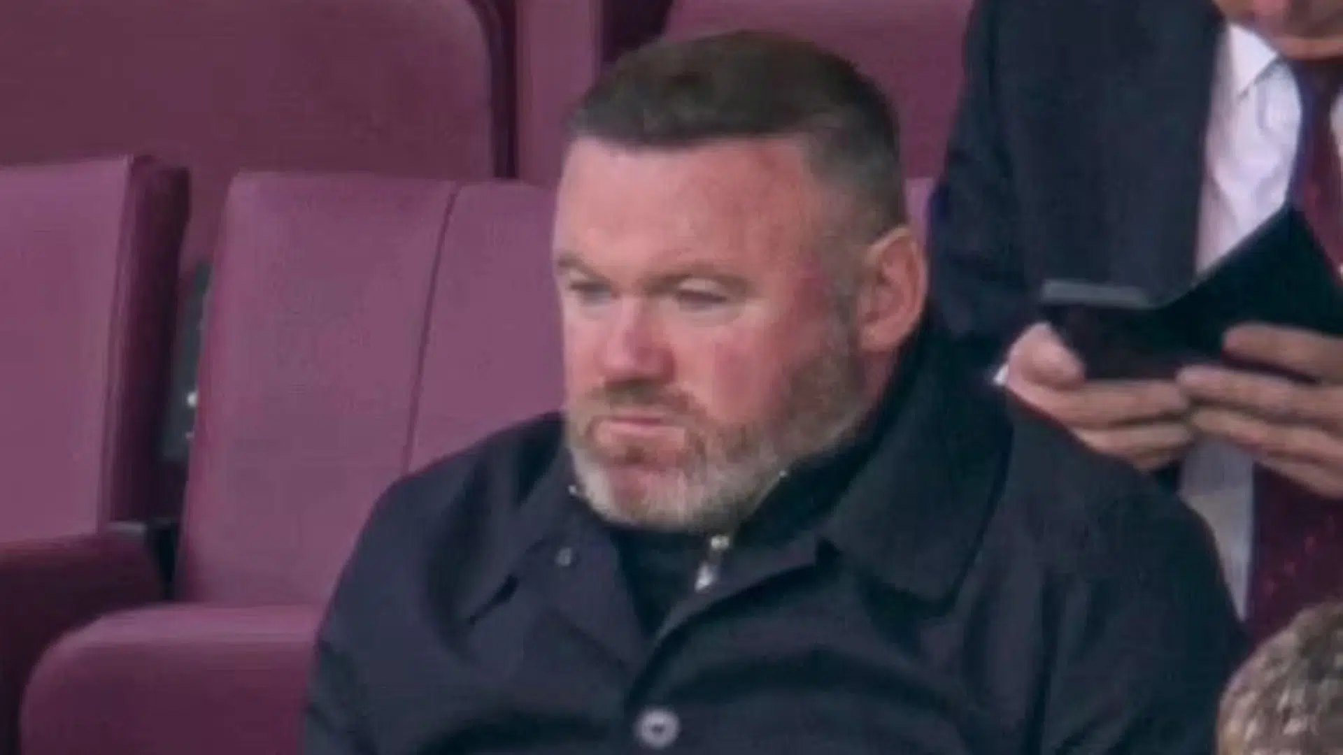 Foto de Wayne Rooney na arquibancada de Old Trafford, em partida entre Manchester United e Tottenham