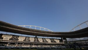 Foto da arquibancada do Estádio Nilton Santos, antes de partida entre Botafogo e Flamengo