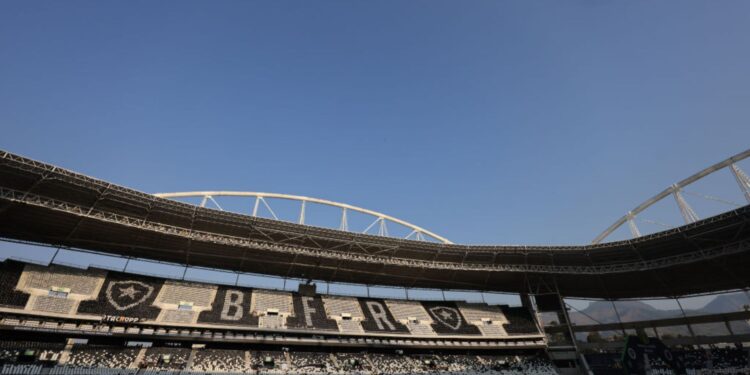 Foto da arquibancada do Estádio Nilton Santos, antes de partida entre Botafogo e Flamengo
