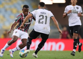 Jhon Arias, do Fluminense, disputa bola com Marçal, do Botafogo, em partida válida pelo Brasileirão