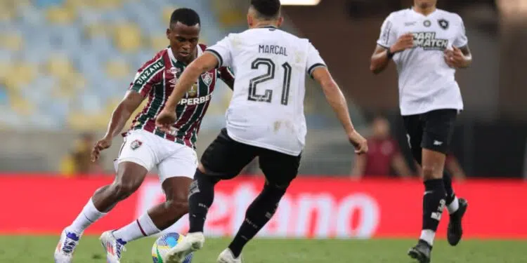 Jhon Arias, do Fluminense, disputa bola com Marçal, do Botafogo, em partida válida pelo Brasileirão