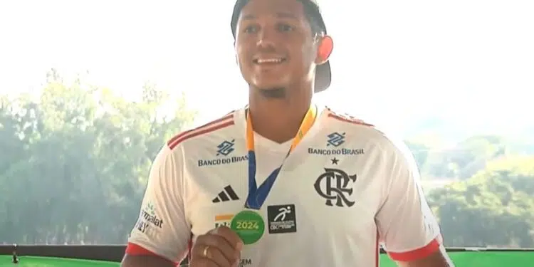 Isaquias Queiroz segura medalha de campeão brasileiro de canoagem