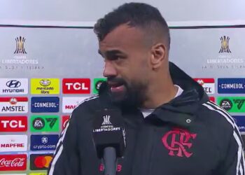 Fabrício Bruno, zagueiro do Flamengo, concede entrevista após o jogo contra o Peñarol, pela Libertadores
