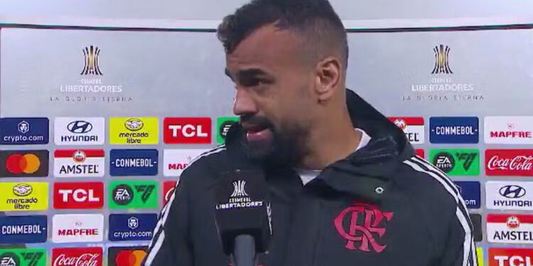 Fabrício Bruno, zagueiro do Flamengo, concede entrevista após o jogo contra o Peñarol, pela Libertadores