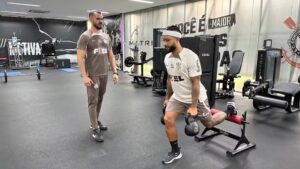 Memphis Depay faz treinamento físico no CT do Corinthians