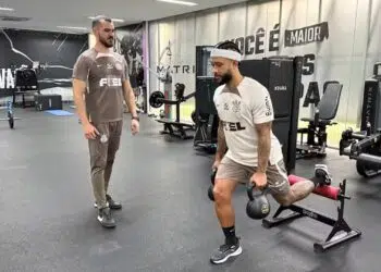 Memphis Depay faz treinamento físico no CT do Corinthians