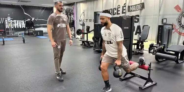 Memphis Depay faz treinamento físico no CT do Corinthians