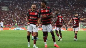 Giorgian de Arrascaeta comemorando o gol da partida com Bruno Henrique