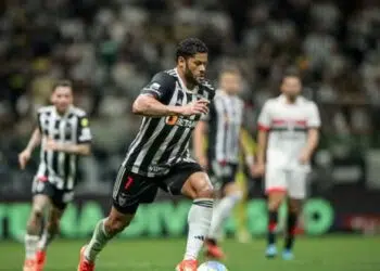 Hulk, do Atlético-MG, carrega a bola pelo campo da Arena MRV