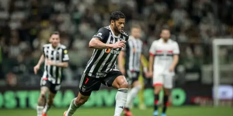 Hulk, do Atlético-MG, carrega a bola pelo campo da Arena MRV