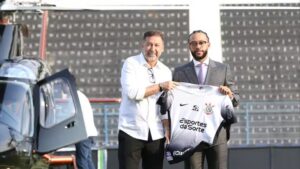 Presidente do Corinthians, Augusto Melo, posa com Memphis Depay, novo atacante