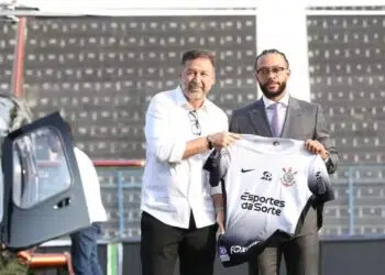 Presidente do Corinthians, Augusto Melo, posa com Memphis Depay, novo atacante