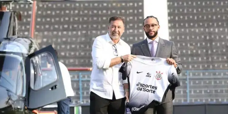 Presidente do Corinthians, Augusto Melo, posa com Memphis Depay, novo atacante