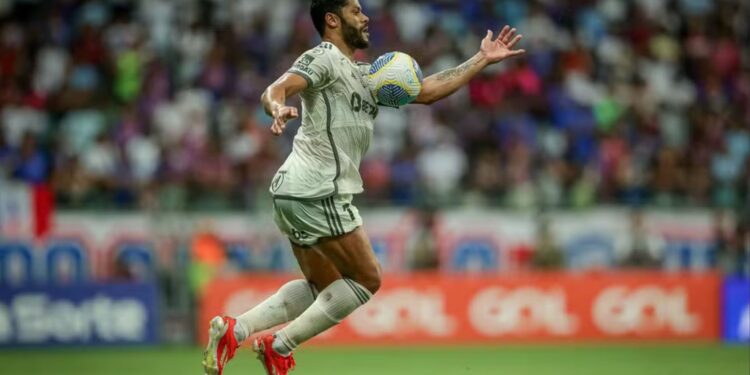 Atacante do Atlético-MG Hulk domina bola em jogo contra o Bahia