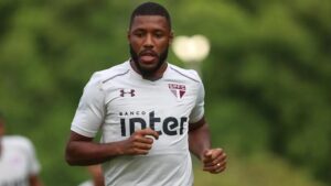 Jucilei durante treinamento com o São Paulo